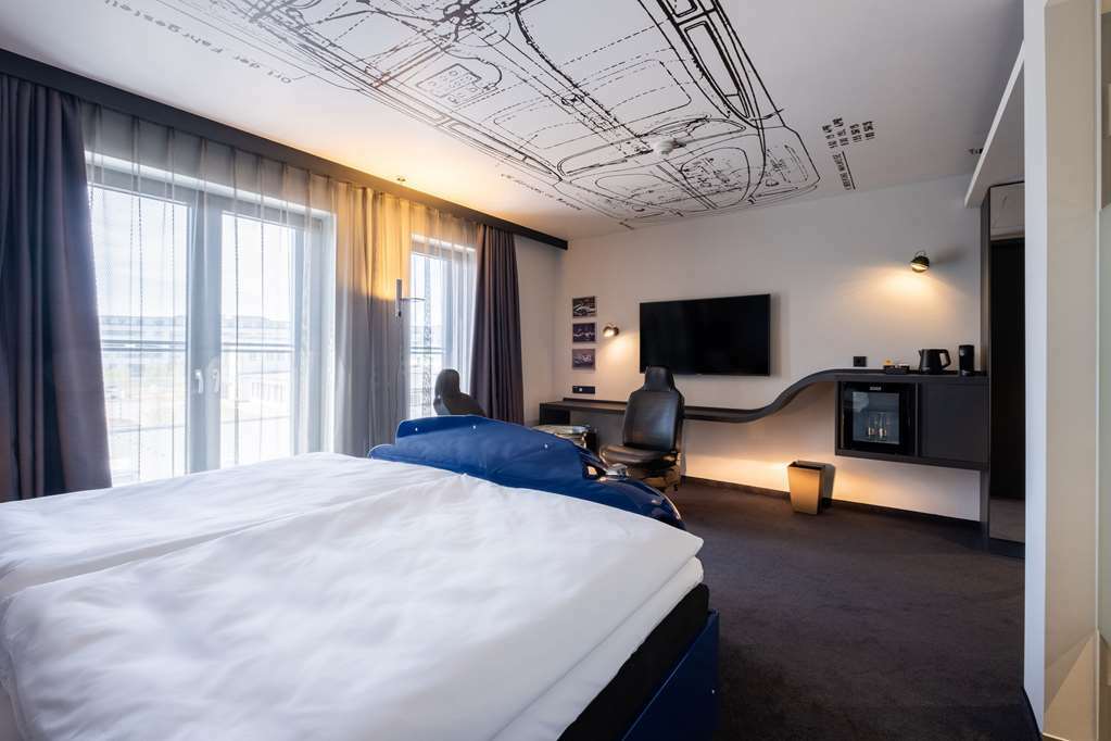 V8 Hotel Koeln At Motorworld Номер фото