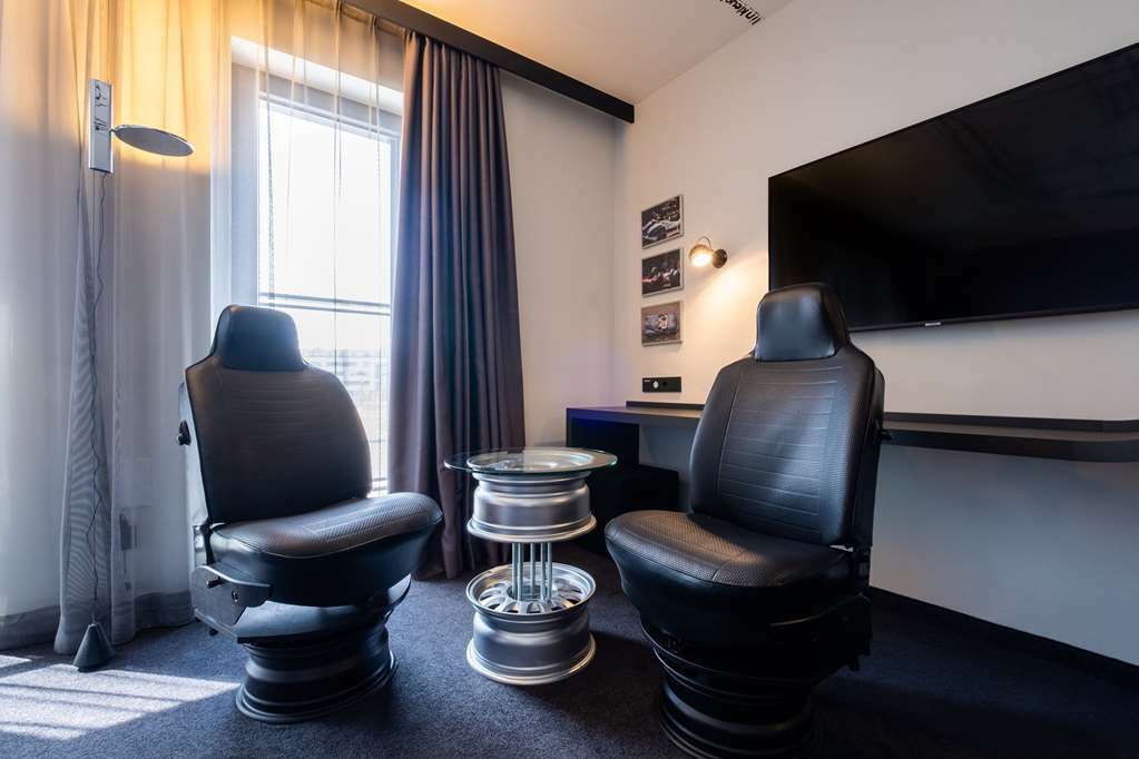 V8 Hotel Koeln At Motorworld Номер фото