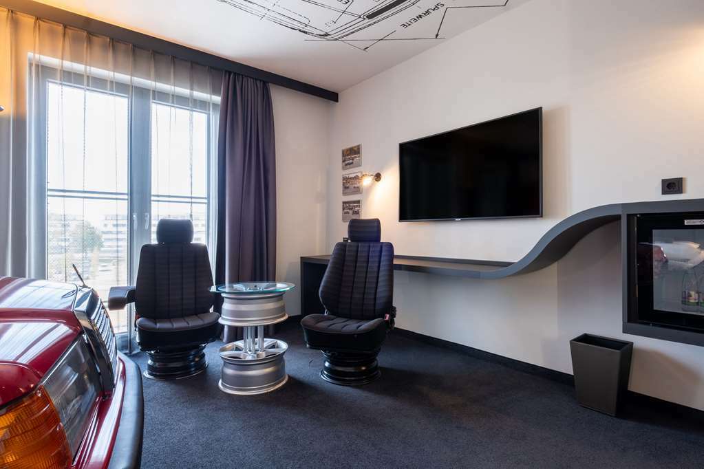 V8 Hotel Koeln At Motorworld Номер фото