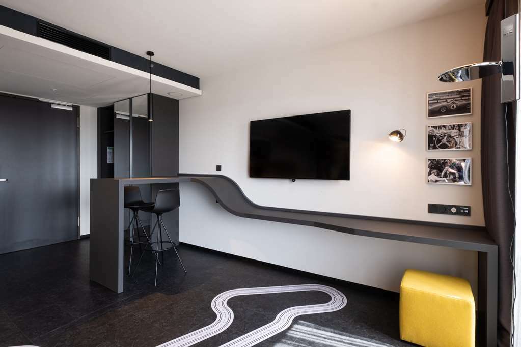 V8 Hotel Koeln At Motorworld Номер фото