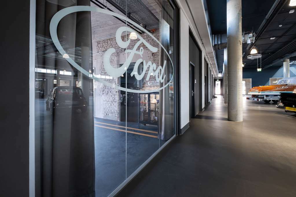 V8 Hotel Koeln At Motorworld Интерьер фото