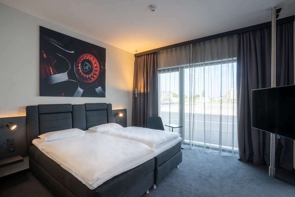 V8 Hotel Koeln At Motorworld Номер фото
