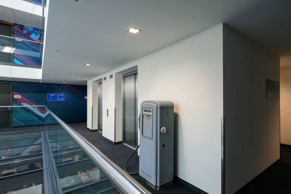 V8 Hotel Koeln At Motorworld Интерьер фото